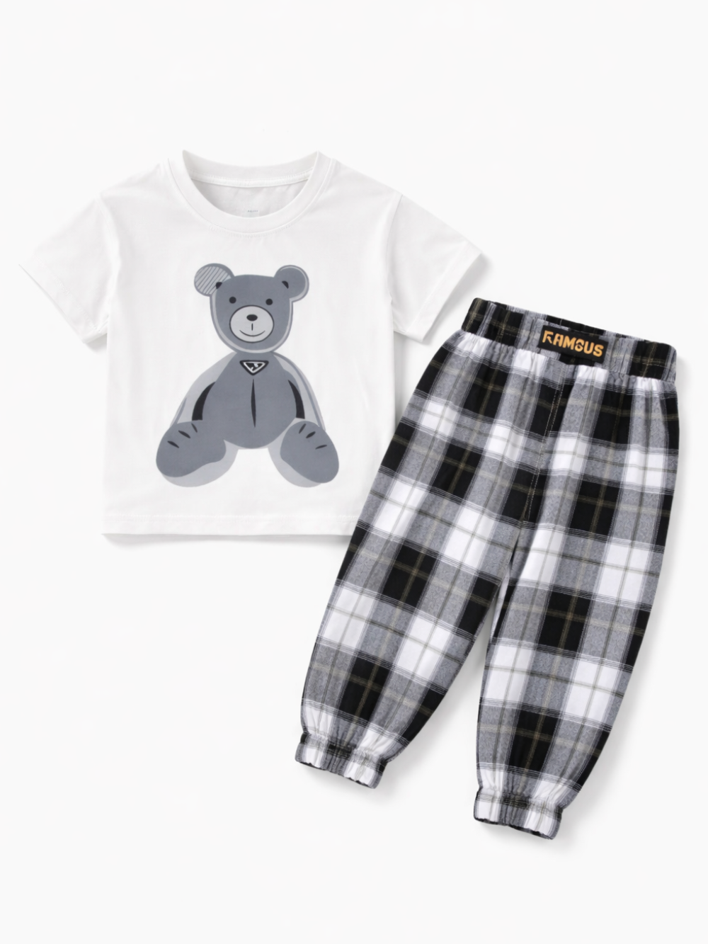 白い半袖Tシャツ（グレーのくまプリント）と、白・黒・グレーのチェック柄ジョガーパンツの子ども用上下セットを、純白の背景で平置き撮影した商品画像
