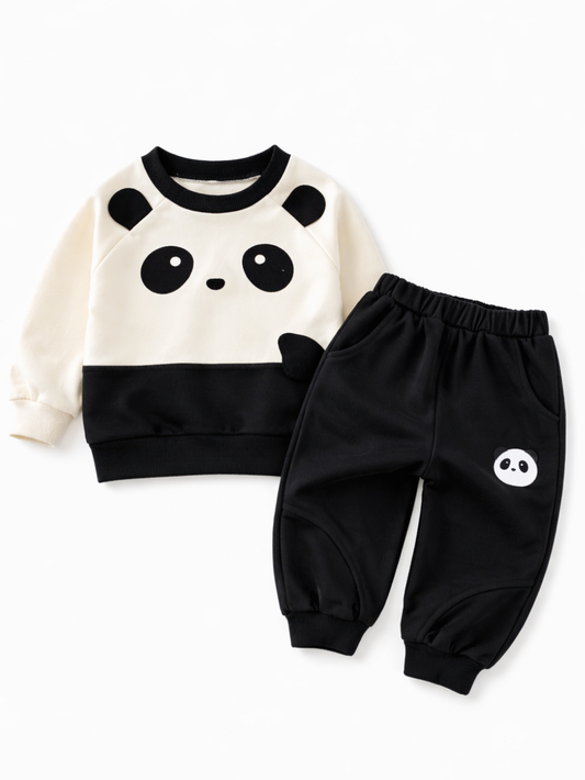 パンダ顔プリントのクリーム×黒トレーナーと、パンダワンポイント付き黒ジョガーパンツの子ども用上下セットを、純白の背景で平置き撮影した商品画像

