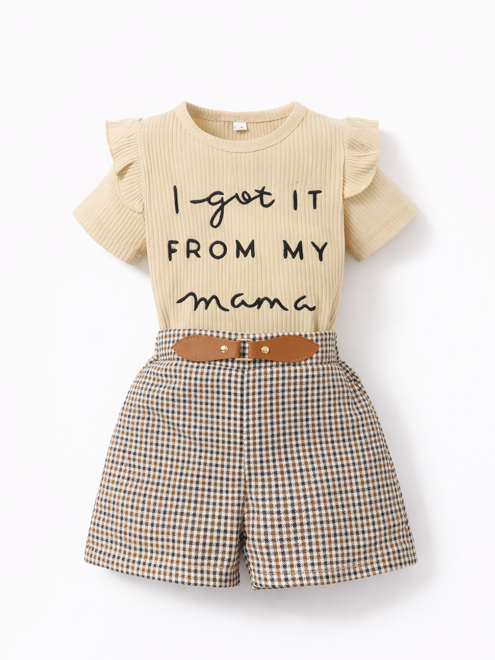ベージュのリブ半袖トップス（フリル袖・英字プリント）と、ブラウン系チェック柄ショートパンツ（ブラウンベルト付き）の女の子用上下セットを、純白の背景で平置き撮影した商品画像
