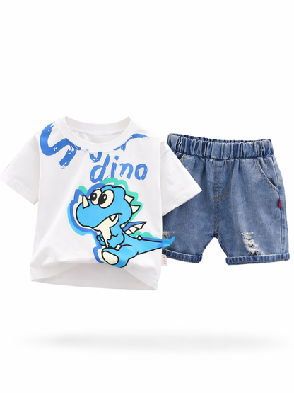 恐竜プリントTシャツ＆デニムショートパンツのキッズ2点セット。白背景のスタジオ撮影で、Tシャツとパンツが並んで配置され、カラーは鮮やかで生地感もはっきり見える。
