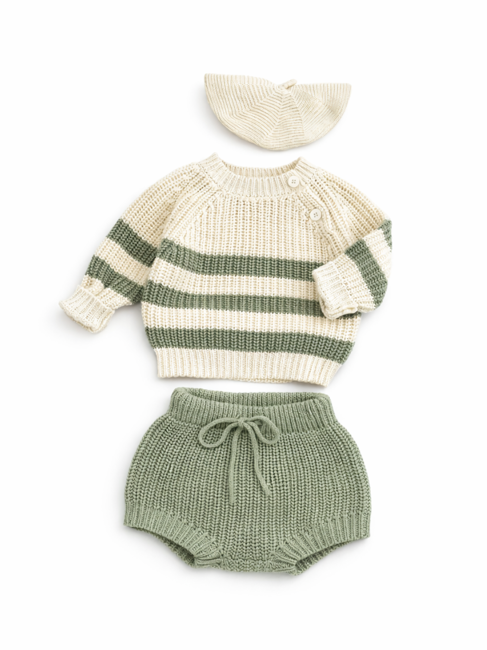 ベビー用のニット3点セットを白背景でフラットレイ撮影。アイボリー×セージグリーンのボーダーセーター、セージグリーンのニットブルマ、アイボリーのリブ編みボンネットが並び、編み目の質感と立体感がはっきり見える。