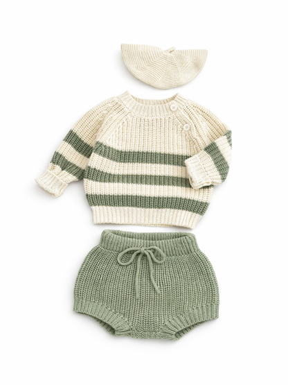 ベビー用のニット3点セットを白背景でフラットレイ撮影。アイボリー×セージグリーンのボーダーセーター、セージグリーンのニットブルマ、アイボリーのリブ編みボンネットが並び、編み目の質感と立体感がはっきり見える。
