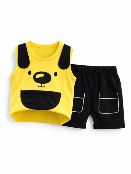 子ども用のノースリーブトップスとショートパンツの2点セット。イエローのタンクトップは犬の顔デザインと黒い耳モチーフ付き、フロントに黒いポケット風パーツ。ブラックのショーツは白いステッチ風ポケットプリント入り。白背景のスタジオ撮影で上下を並べて見せている。
