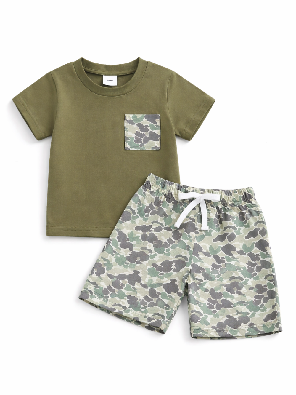 キッズ用の半袖Tシャツとショートパンツの2点セット。オリーブグリーンのTシャツに迷彩柄ポケット、迷彩柄ショーツにウエストゴムと白い紐があり、白背景に平置きで撮影されています。
