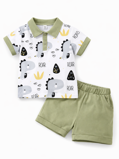 キッズ用のポロシャツとショートパンツの2点セット。白地のポロシャツに恐竜イラストと「ROAR」柄、襟と袖口はカーキ色。カーキ色のショーツはウエストゴムで、白背景に平置き撮影されています。

