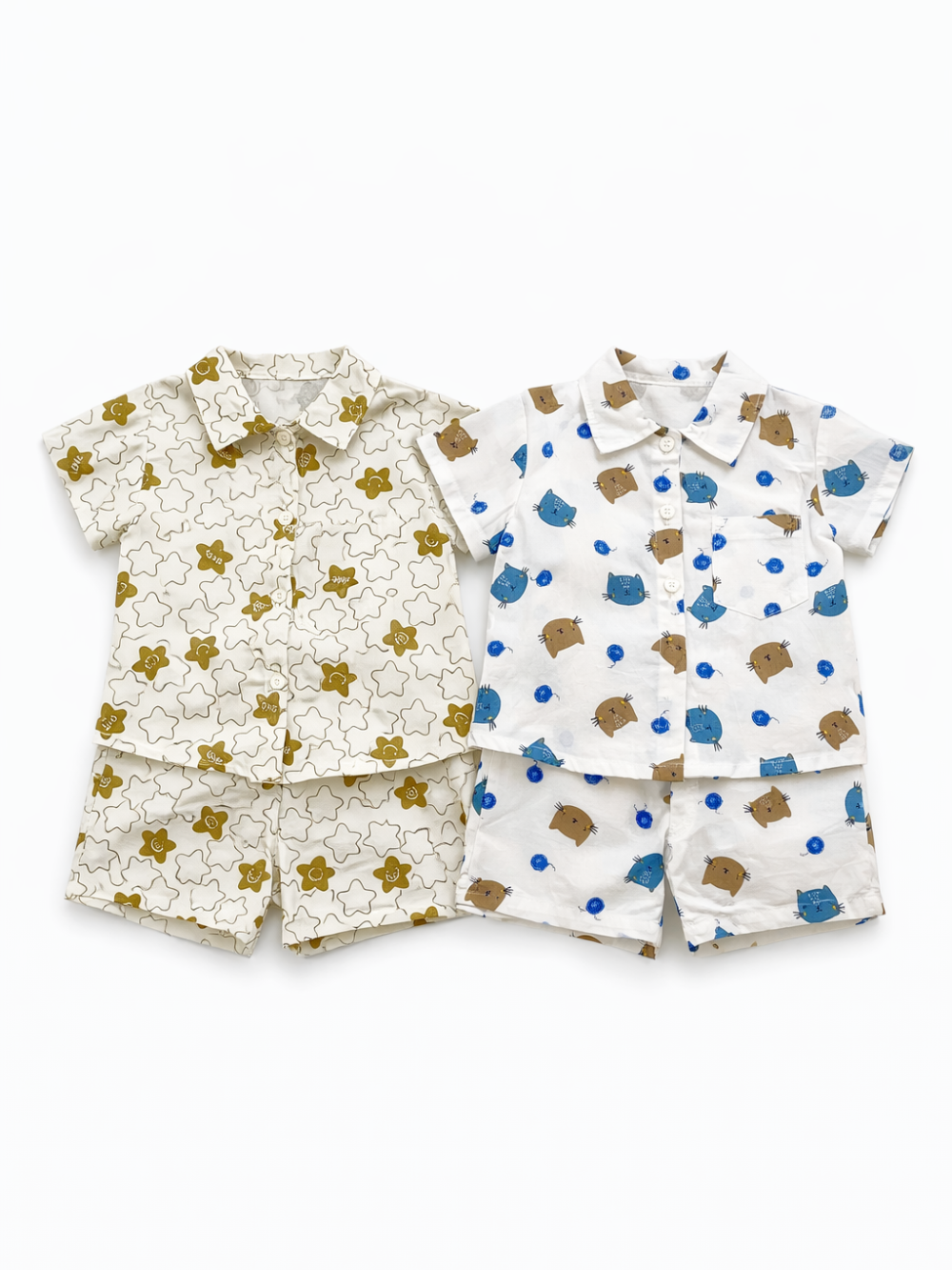 キッズ用の半袖シャツ＆ショートパンツの2セットを並べた商品画像。左はアイボリー地にカーキの星柄、右は白地に青と茶色の動物柄プリントで、白背景に平置き撮影されています。
