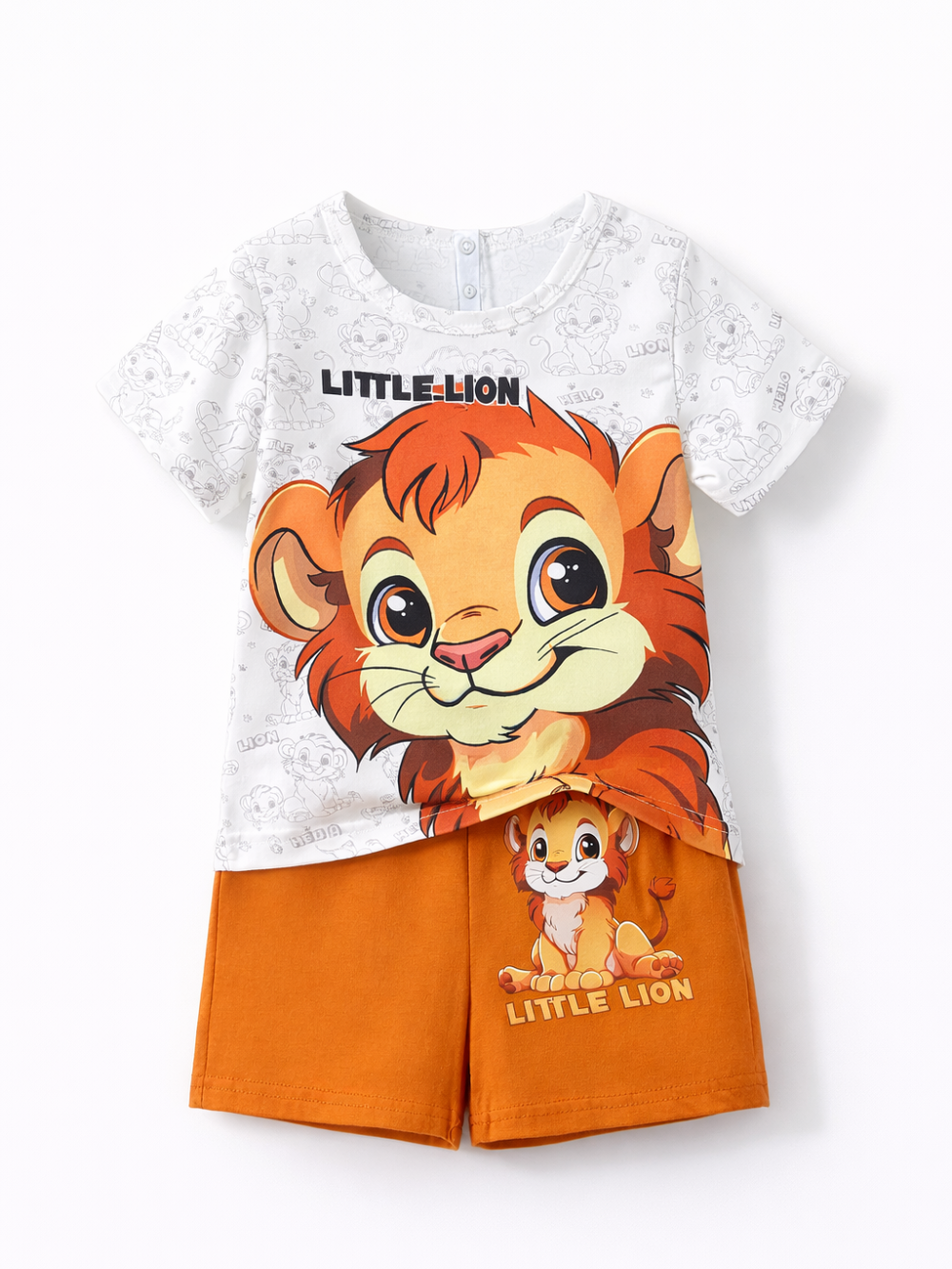 キッズ用の半袖Tシャツとショートパンツの2点セット。白いTシャツにライオンのキャラクタープリントと「LITTLE LION」ロゴ、オレンジ色のショーツにも同じライオン柄プリントがあり、白背景に平置き撮影されています。
