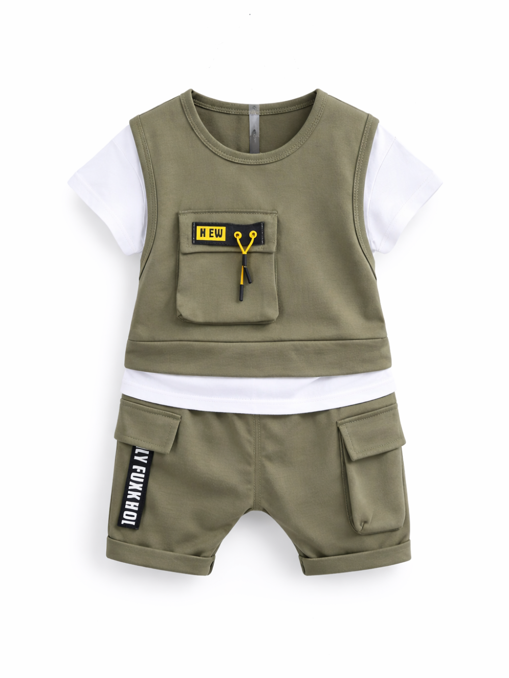 キッズ用の3点セット。白い半袖Tシャツにカーキのベストを重ねたデザインで、ベストはフロントポケット付き。カーキのカーゴショーツはサイドポケットとロゴテープがあり、白背景にハンガー掛け風に撮影されています。

