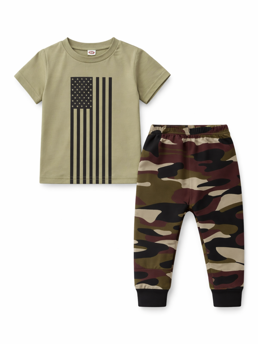 キッズ用の2点セット。カーキの半袖Tシャツに黒いアメリカ国旗プリント、カモフラージュ柄のロングパンツ（裾は黒リブ）を白背景に並べた商品写真。
