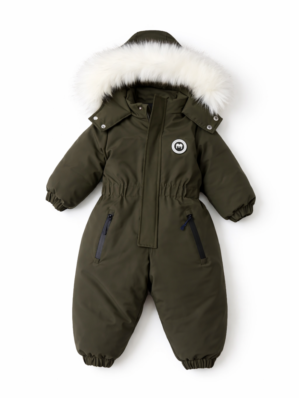 オリーブグリーンの子ども用スノースーツが、真っ白な背景の上に平置きできれいに配置されている。白いファー付きフード、前面のファスナー、袖口と足首のゴム、左右のジップポケット、胸元の丸いワッペンが見える。
