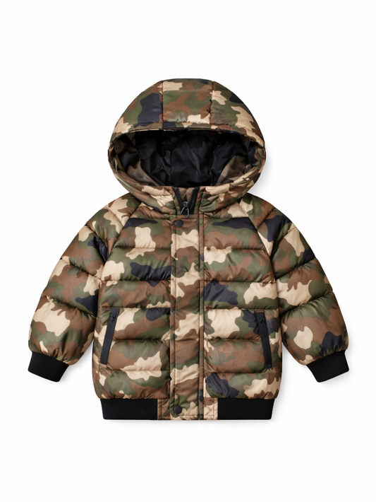 子ども用の迷彩柄フード付き中綿ジャケット。グリーン・ブラウン・ベージュ・ブラックのカモフラージュ柄で、横キルティング仕様。フロントはファスナーとスナップボタンの前立て、両サイドにファスナーポケット、袖口と裾は黒のリブ。白背景で正面から撮影。
