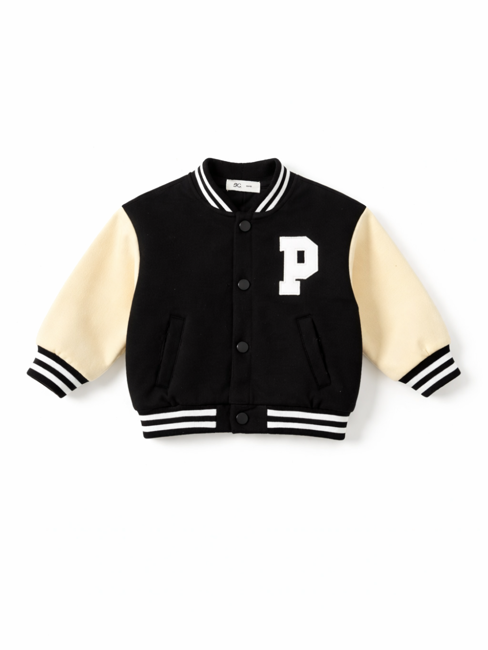白い背景に、黒×アイボリー配色のキッズ用バーシティジャケットが平置きで写っている。胸に白い「P」のワッペン、前面はスナップボタン仕様で、襟・袖口・裾は黒白のボーダーリブになっている。

