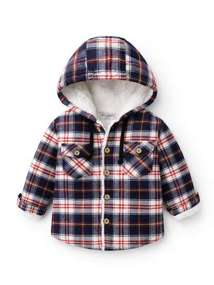 ネイビー×レッド×ホワイトのチェック柄フード付きキッズジャケット。白いボア裏地とボタン留め、胸ポケット付き。白背景で正面から撮影。
