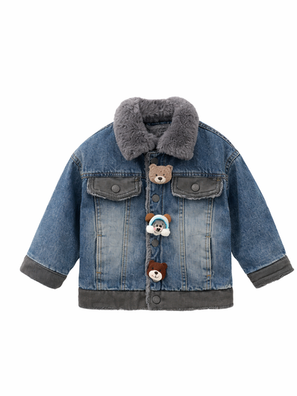 デニム素材のキッズジャケット。グレーのボア襟付きで、前立てにクマや犬の立体ワッペンボタンが付いたデザイン。白背景のスタジオ撮影。
