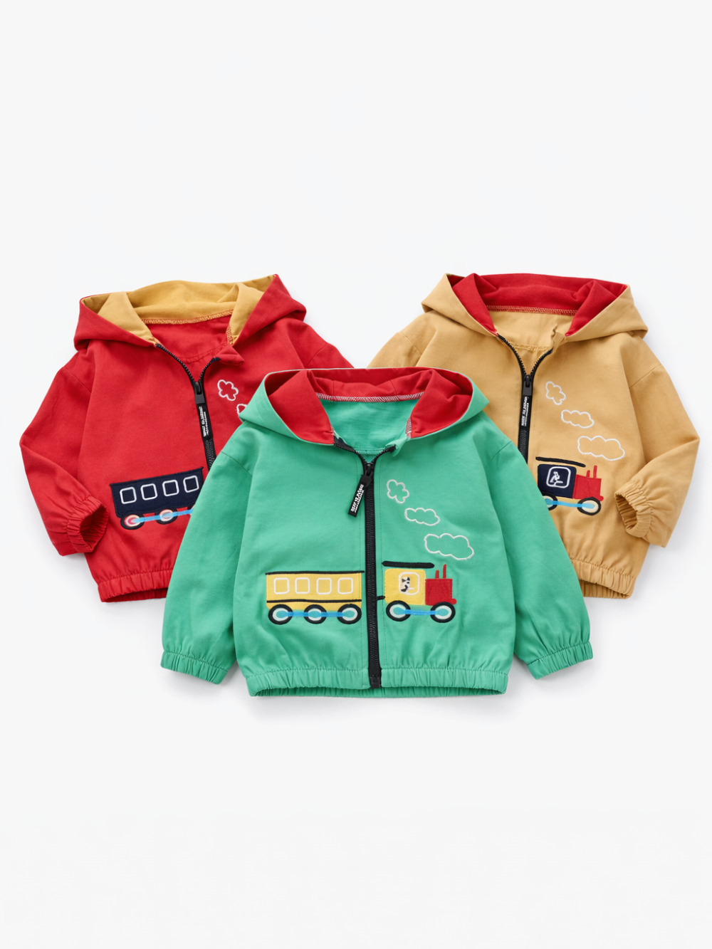 カラフルな子ども用フード付きジップジャケット3色（赤・グリーン・ベージュ）を白背景で並べた商品写真。前面には汽車モチーフのワッペンが付いている。
