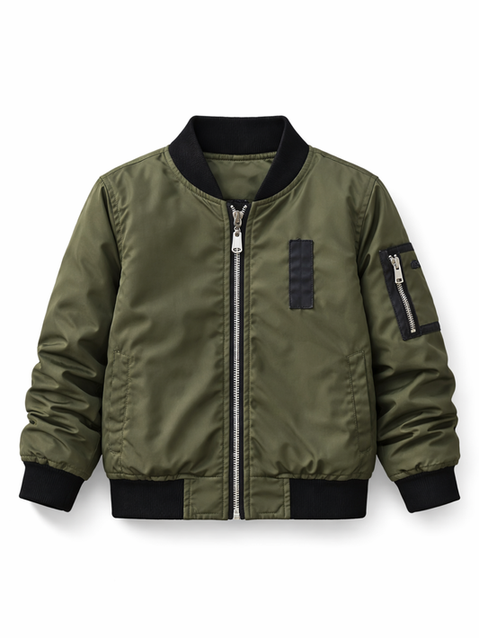 白背景で正面から撮影したカーキ色のキッズ用ボンバージャケット。黒のリブ襟・袖口・裾、フロントジッパー、袖のジップポケットが見える商品写真。
