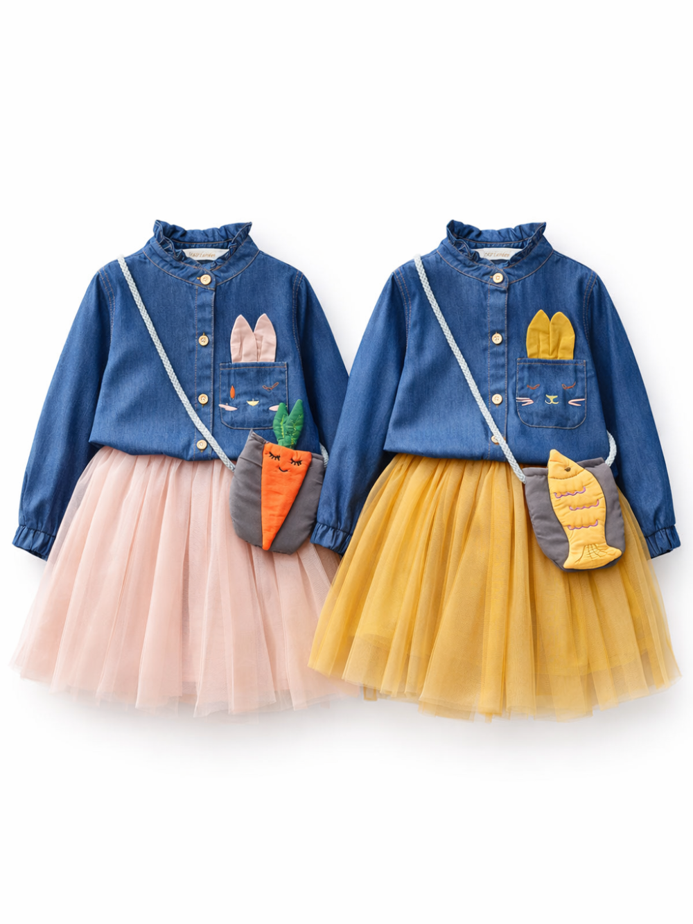 白背景で並べたキッズ用ワンピース2点の商品写真。デニム風トップスにチュールスカートを組み合わせ、左はピンクのスカートとにんじん形ポシェット、右はイエローのスカートと魚形ポシェットが付いている。
