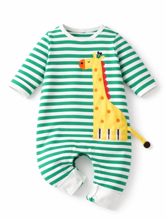 白背景で正面から撮影したベビー用ロンパース。グリーン×白のボーダー柄に、黄色いキリンのアップリケ（尻尾付き）が付いた長袖デザインで、股下スナップが見える。
