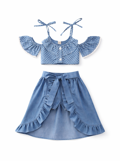 白背景で撮影した、ブルーの小花柄（ドット柄）オフショルダートップスと、リボン付きデニム風フリルスカートの女の子用2点セット。色味と生地感がはっきり分かる高精細な商品画像。
