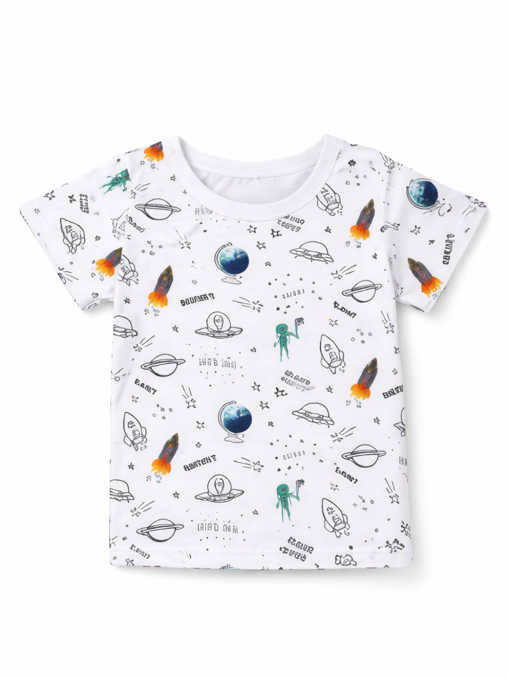 宇宙モチーフ（ロケット、惑星、UFO、宇宙飛行士など）の総柄プリントが入った、白地のキッズ半袖Tシャツ。白背景のスタジオ撮影で、柄の色味と生地感がくっきり見える高精細な商品画像。
