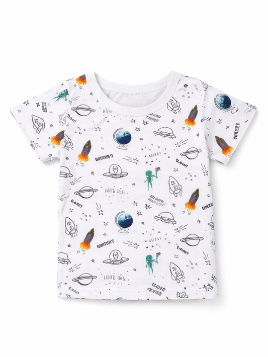宇宙モチーフ（ロケット、惑星、UFO、宇宙飛行士など）の総柄プリントが入った、白地のキッズ半袖Tシャツ。白背景のスタジオ撮影で、柄の色味と生地感がくっきり見える高精細な商品画像。
