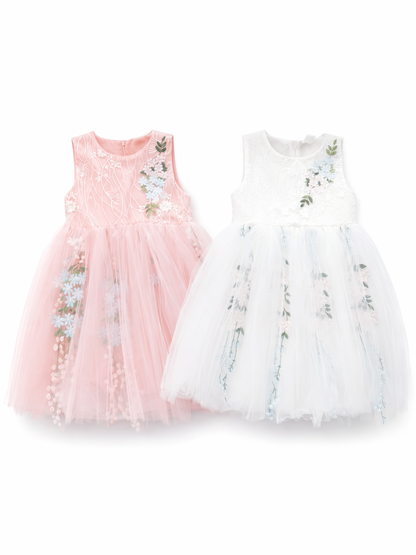 ピンクとホワイトのノースリーブドレス2着を並べた商品画像。レースの身頃とふんわり重ねチュールのスカートに、立体フラワー刺繍と葉柄の装飾が施され、白背景のスタジオ撮影で質感と色味が繊細に見える高精細写真。
