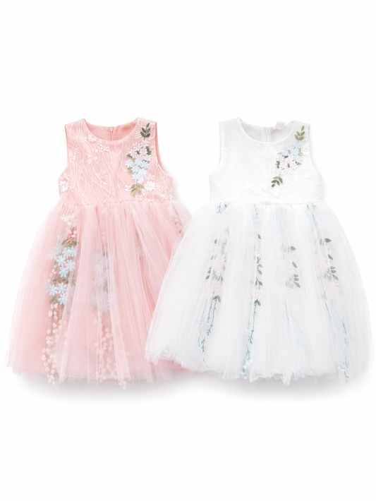 ピンクとホワイトのノースリーブドレス2着を並べた商品画像。レースの身頃とふんわり重ねチュールのスカートに、立体フラワー刺繍と葉柄の装飾が施され、白背景のスタジオ撮影で質感と色味が繊細に見える高精細写真。
