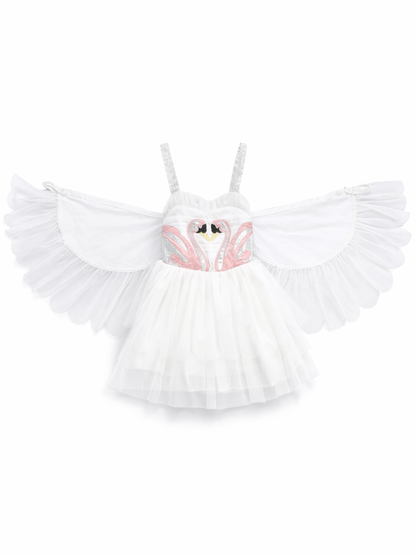 白地のスタジオ背景に、白いチュールの子ども用ドレスが正面から平置きで写っている。胸元にはピンクの白鳥モチーフ刺繍があり、両側に羽のようなチュールパーツが広がっている。
