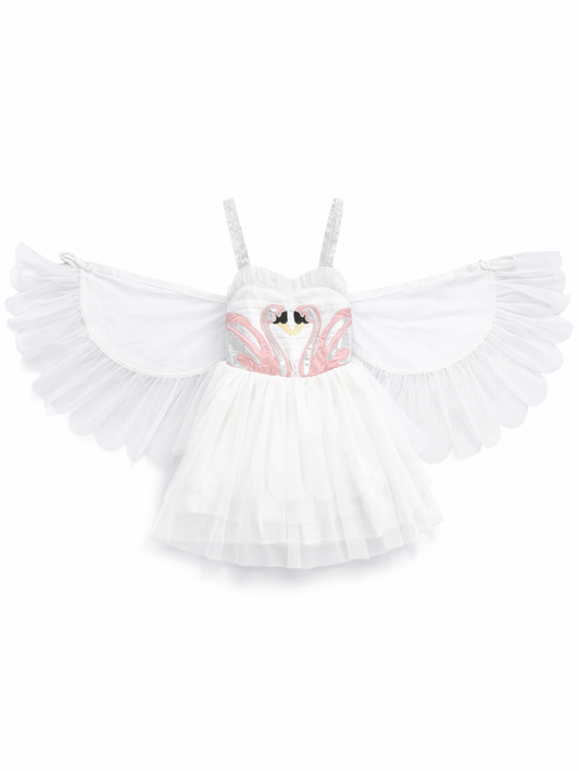 白地のスタジオ背景に、白いチュールの子ども用ドレスが正面から平置きで写っている。胸元にはピンクの白鳥モチーフ刺繍があり、両側に羽のようなチュールパーツが広がっている。
