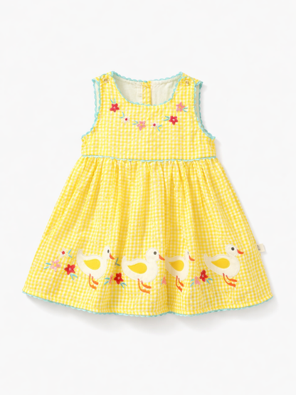 純白（#FFFFFF）のスタジオ背景に、黄色のギンガムチェックのノースリーブワンピースが単体で映っている。ターコイズの縁取りと花の刺繍、裾のアヒルのアップリケがはっきり見え、自然な柔らかい影で立体感が出ている。
