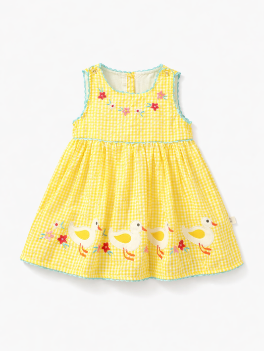 純白（#FFFFFF）のスタジオ背景に、黄色のギンガムチェックのノースリーブワンピースが単体で映っている。ターコイズの縁取りと花の刺繍、裾のアヒルのアップリケがはっきり見え、自然な柔らかい影で立体感が出ている。
