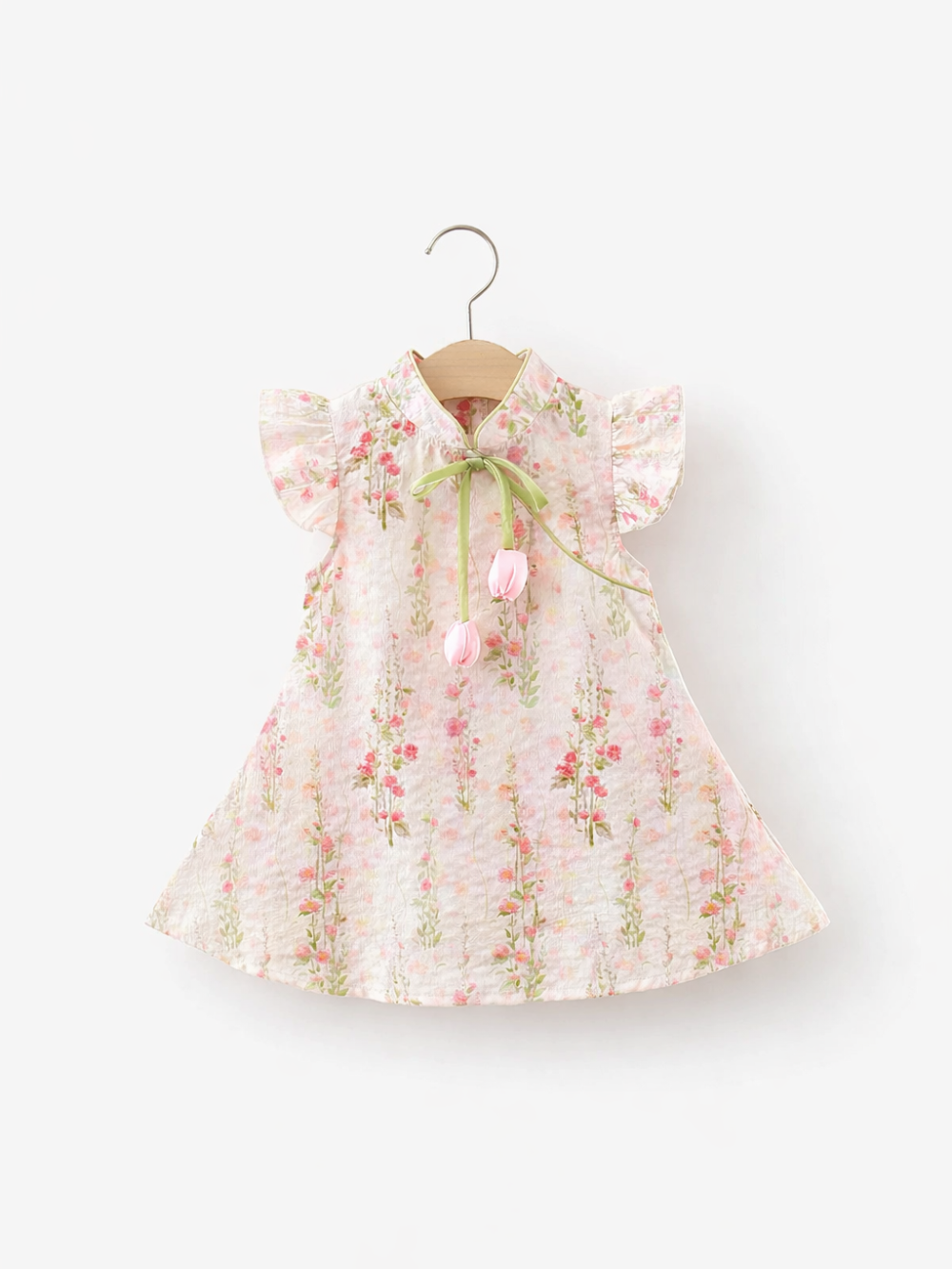 白い背景に、木製ハンガーに掛かった女の子用の花柄ノースリーブワンピース（フリル袖、立ち襟、リボン付き）。
