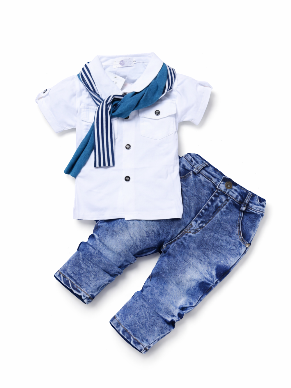白い半袖シャツとネイビーストライプのスカーフ、デニムパンツのキッズコーデを、純白（#FFFFFF）のスタジオ背景で真上から撮影したカタログ風商品画像。均一なライティングで影はごく薄く自然、色味は鮮やかで布地の質感までくっきり見える。小物や背景要素は一切なし。
