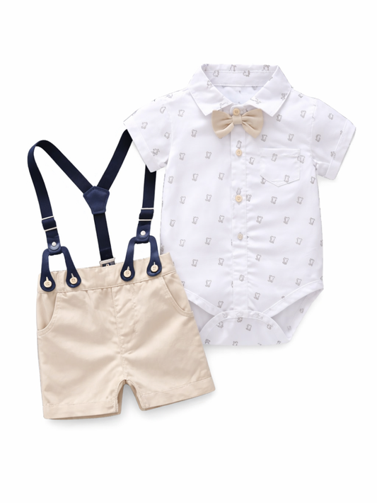蝶ネクタイ付き白襟ロンパースと、ネイビーのサスペンダー付きベージュショートパンツのベビー服セット（白背景）
