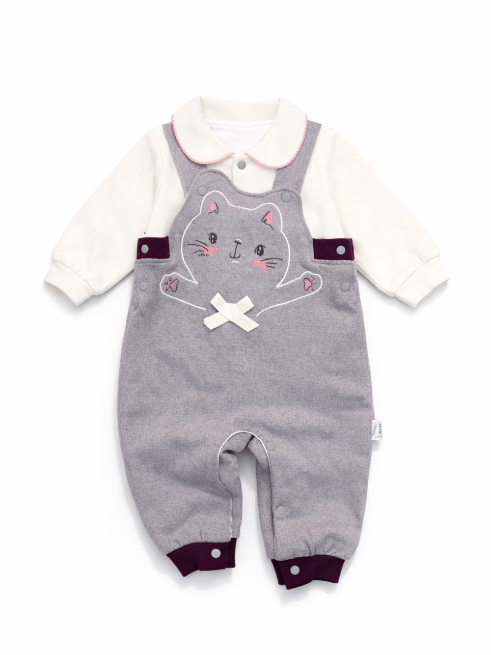 猫モチーフのグレーサロペット風ロンパースと、アイボリー長袖トップスのベビー服セット（正面・白背景）
