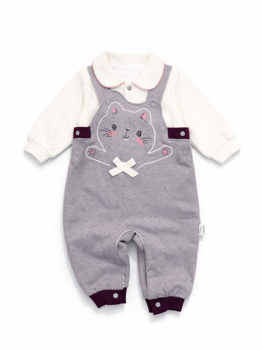 猫モチーフのグレーサロペット風ロンパースと、アイボリー長袖トップスのベビー服セット（正面・白背景）

