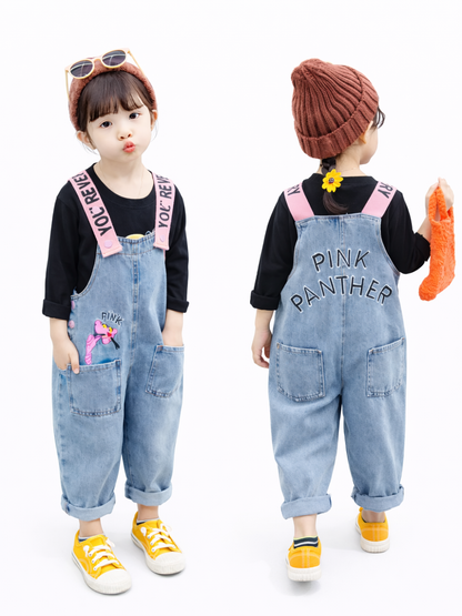 デニムオーバーオールの前後モデル着用画像。ライトブルーのオーバーオールにピンクのショルダーストラップ、黒トップスを合わせたコーデで、左は正面、右は背面（背中に「PINK PANTHER」ロゴ）を白背景で並べて表示。
