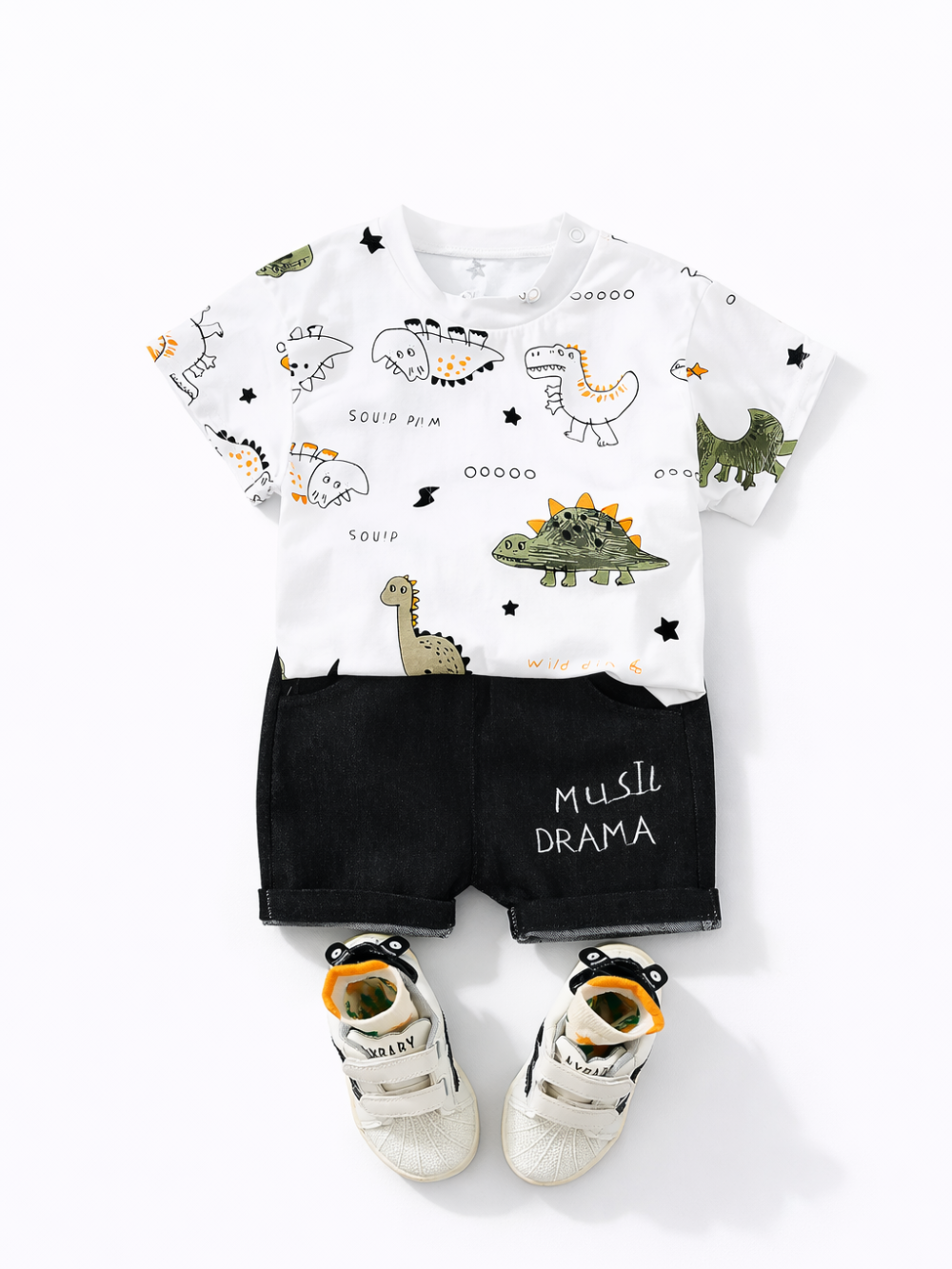 恐竜プリントの白い半袖Tシャツと、黒のデニムショートパンツを組み合わせたキッズコーデのフラットレイ商品画像。下に白いスニーカーを並べたセット。
