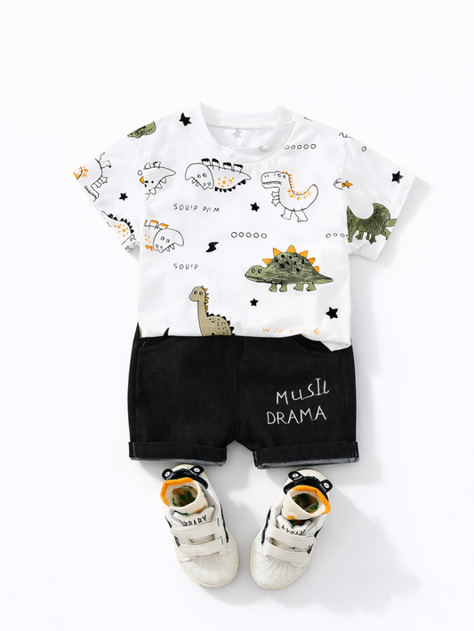 恐竜プリントの白い半袖Tシャツと、黒のデニムショートパンツを組み合わせたキッズコーデのフラットレイ商品画像。下に白いスニーカーを並べたセット。
