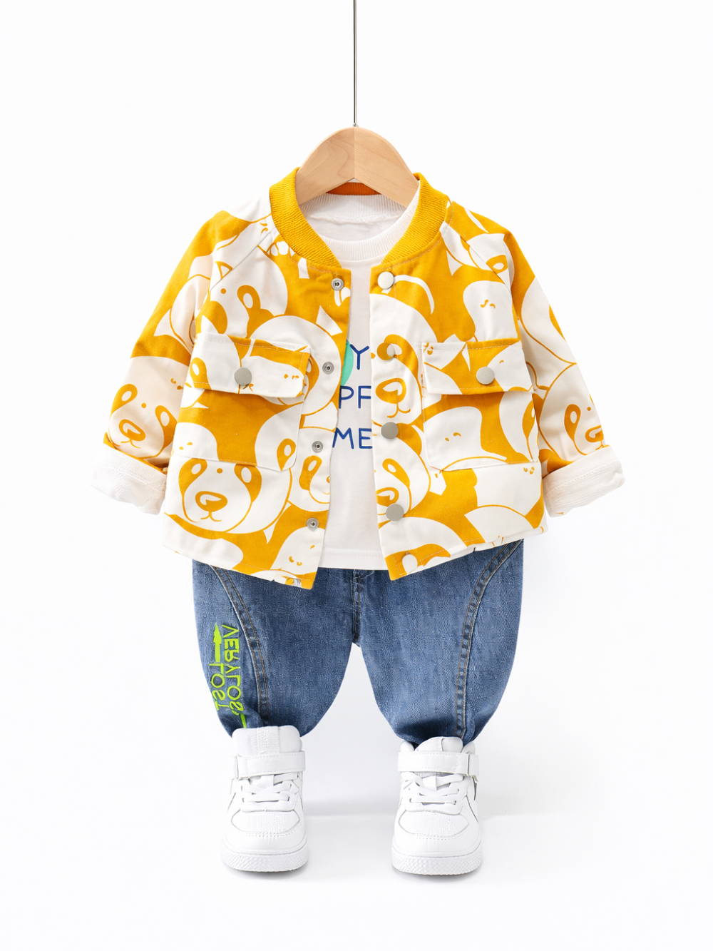 ベビー／キッズ用の3点コーデセット。イエロー×ホワイトのくま柄ジャケット（スナップボタン、リブ襟・袖口）に、白のプリントTシャツ、ブルーデニムパンツを合わせたスタイリング。白背景のスタジオでハンガー掛けの状態を中央に配置して撮影した商品画像。
