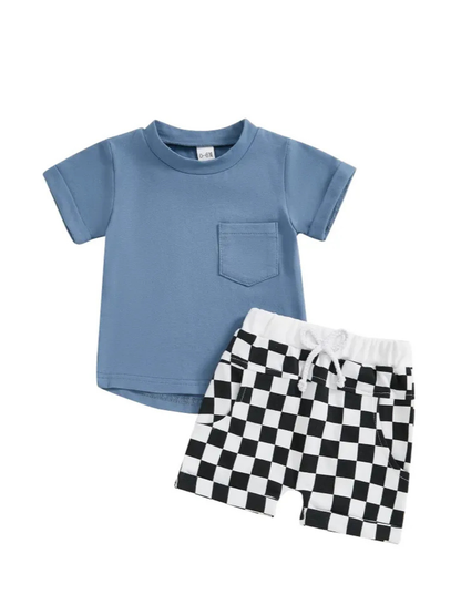 くすみブルーの半袖Tシャツ（胸ポケット付き）と、白×黒の市松柄ショートパンツのキッズ上下セット。パンツは白いウエストゴムと紐付き。白背景のスタジオで上下を並べて撮影した商品画像。
