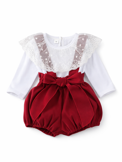 白背景のスタジオ撮影で、白い長袖トップスにレースの大きな襟を重ね、ボルドーのバルーンロンパースを合わせたベビー用セット。ウエストには同色の大きなリボンが付いている。
