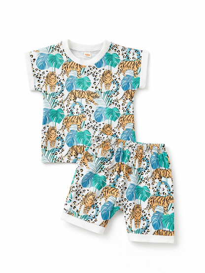 白い無地の背景に、虎とトロピカルリーフ柄の半袖Tシャツとショートパンツの子ども用上下セットが並べて置かれている。
