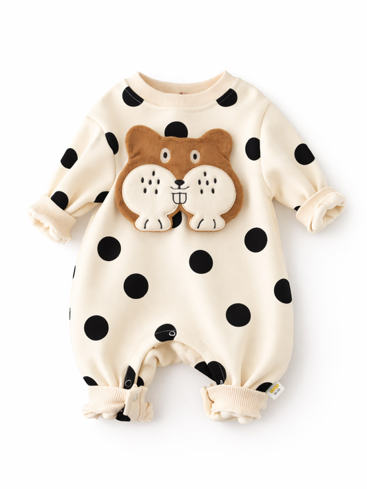 白いスタジオ背景に、黒の水玉柄が入ったアイボリーのベビーロンパース。胸元にリス（シマリス風）の立体アップリケが付いており、袖口と襟はリブ仕様。股下はスナップボタンで、やわらかな素材感が分かる高精細な商品写真。
