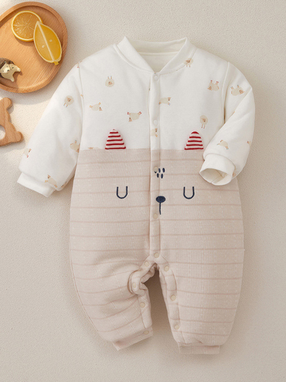 ぬくもりに包まれて安心して過ごせる ベビーカバーオール 総柄プリント スタンドカラー 前開きボタン コットン厚手 66~90cm