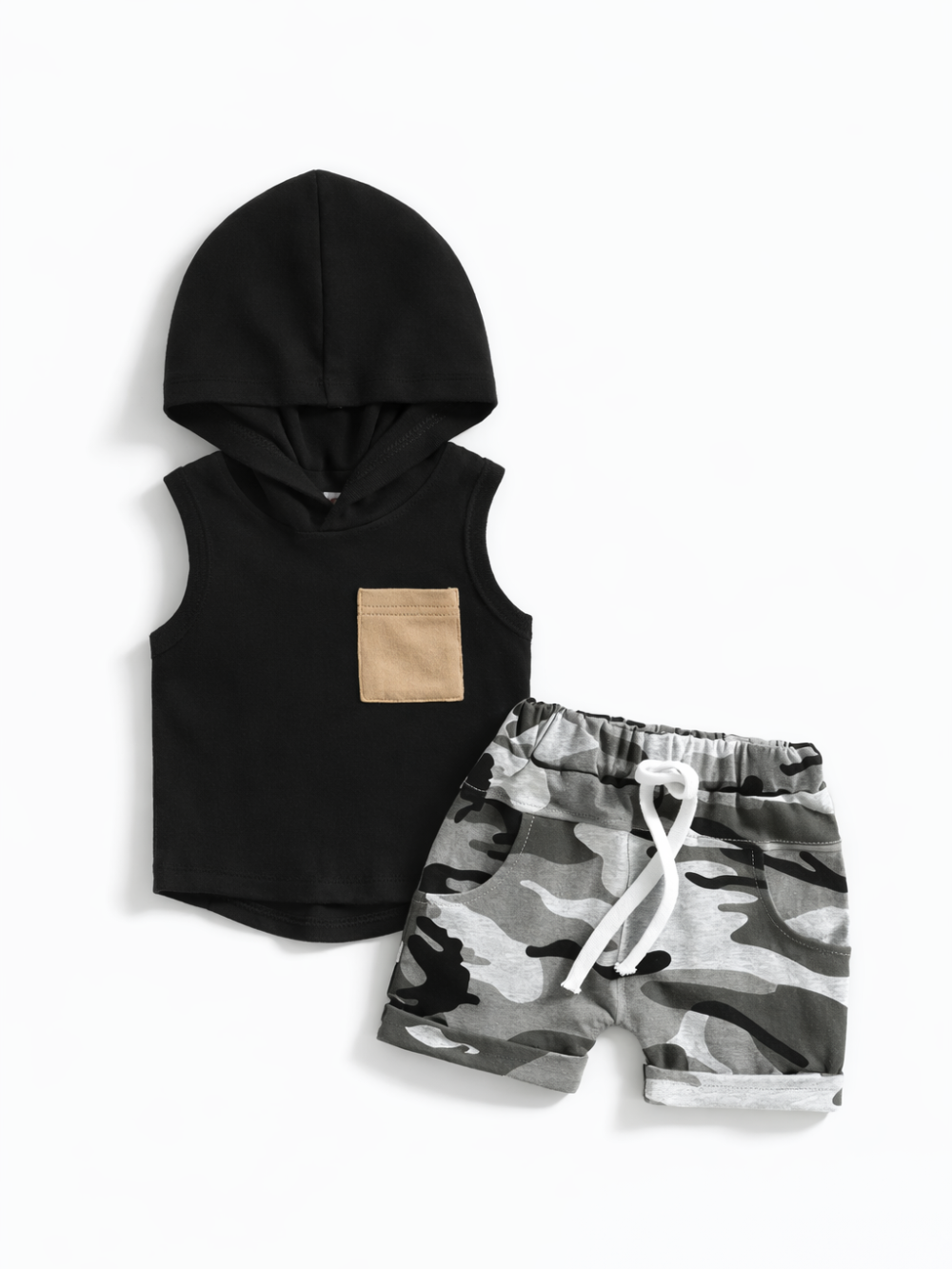 キッズ用の上下2点セット。ブラックのノースリーブフードトップス（胸にベージュポケット付き）と、グレー系カモフラ柄ショートパンツ（白いウエスト紐・ポケット付き）。白背景のスタジオ撮影。
