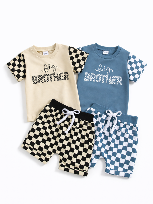 「big BROTHER」ロゴ入りのキッズ上下セット2色。ベージュトップス（黒×ベージュのチェッカー柄袖）＋同柄ショートパンツ、ブルートップス（白×ブルーのチェッカー柄袖）＋同柄ショートパンツ。ウエストは紐付き。白背景のスタジオ撮影。
