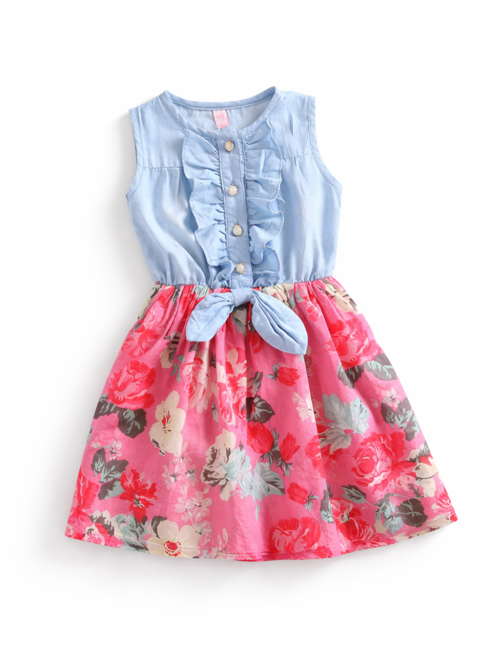ライトブルーのノースリーブワンピース。フリル付きボタン前立てとウエストリボンが特徴で、スカート部分はピンク地に花柄プリント。白背景のスタジオ撮影。
