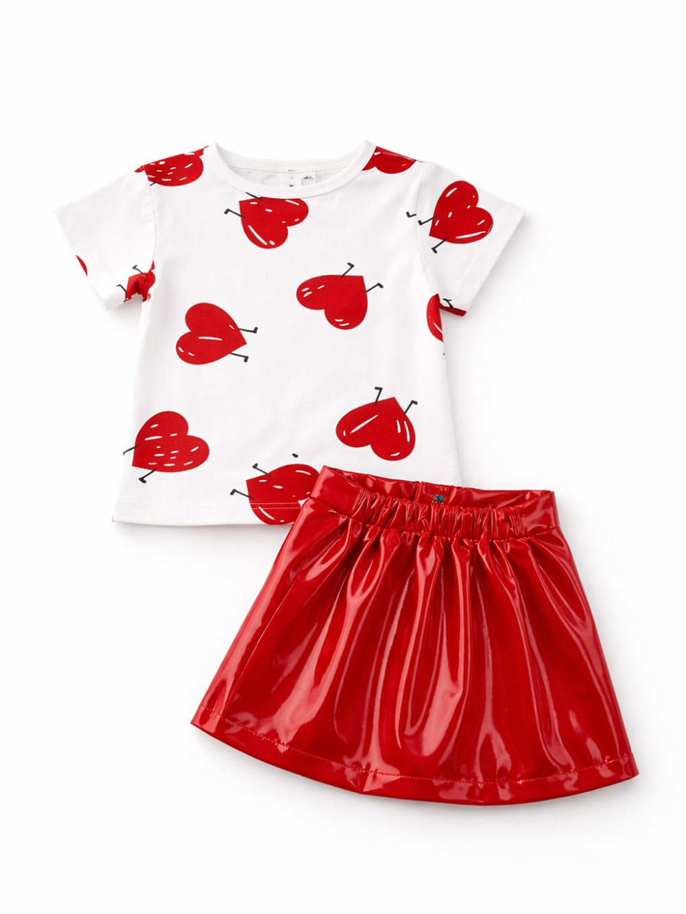 白地ハート柄Tシャツ＋光沢レッドスカートの女の子用2点セット（平置き・白背景）
