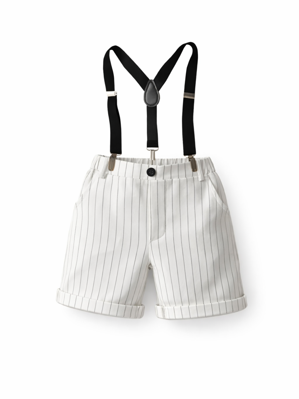 白背景のスタジオ撮影で、白地に細いストライプ柄のキッズショートパンツと黒いサスペンダーが正面から写っている。ウエストのボタン、金具クリップ、裾の折り返しが見える。
